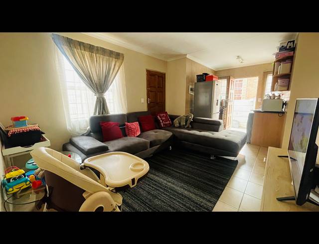 3 BEDROOM FREEHOLD FOR SALE IN THATCH HILL ESTATE